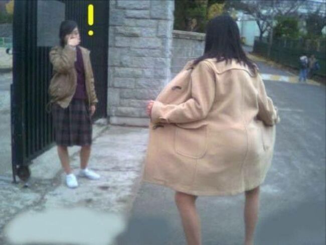 ガニ股露出エロ画像46枚 露出狂の定番ポーズだけど意外とレアな中腰開脚集めてみたのサムネイル