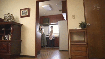 ロングスカートの中でこっそりハメてる系のエロGIF50枚のサムネイル