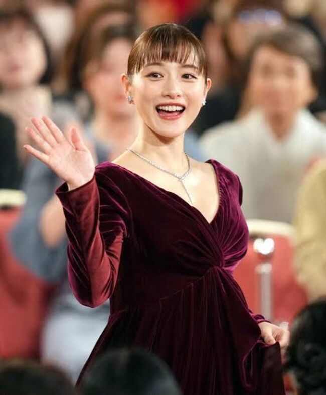 石原さとみ衝撃のボテ腹姿披露！おっぱいも確実に大きくなってる！のサムネイル