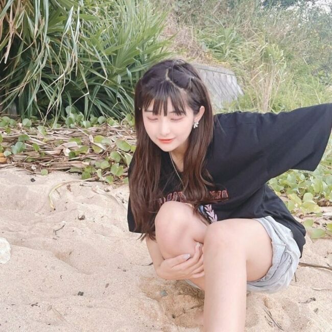 インフルエンサー・横田未来の生足太ももが美しすぎるホットパンツ姿&オフショット画像21枚のサムネイル