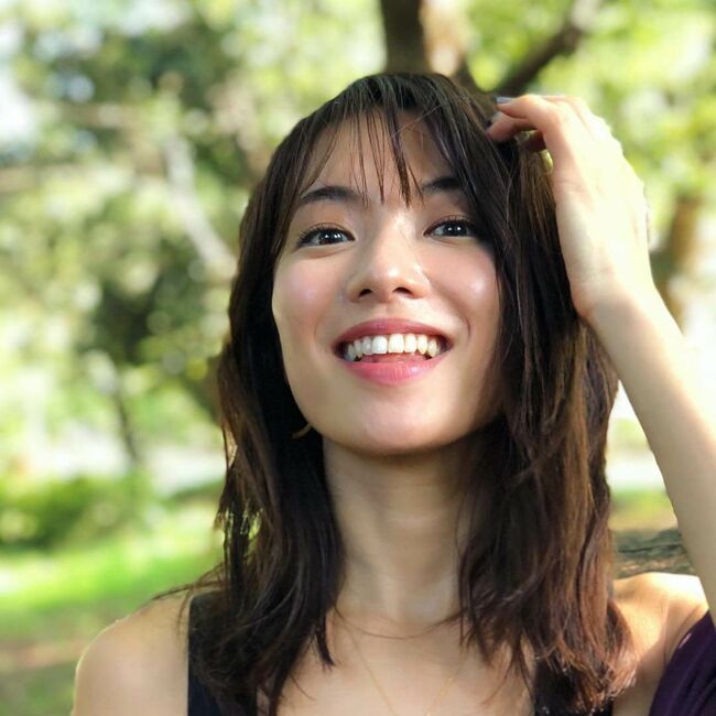 内山理名がベッドの上であられもない姿に!?若いころの貴重なグラビア画像73枚のサムネイル