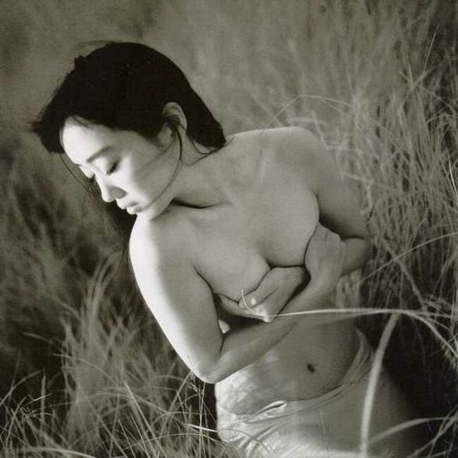 工藤夕貴のセミヌードと秘蔵グラビア37枚 きれいなおっぱいと尻丸出しショット＆若いころの水着まとめのサムネイル