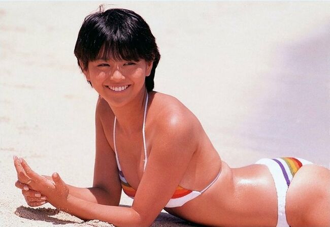 小泉今日子のグラビア画像56枚 キョンキョンの若き日のお宝水着＆きわどいセミヌードまとめのサムネイル
