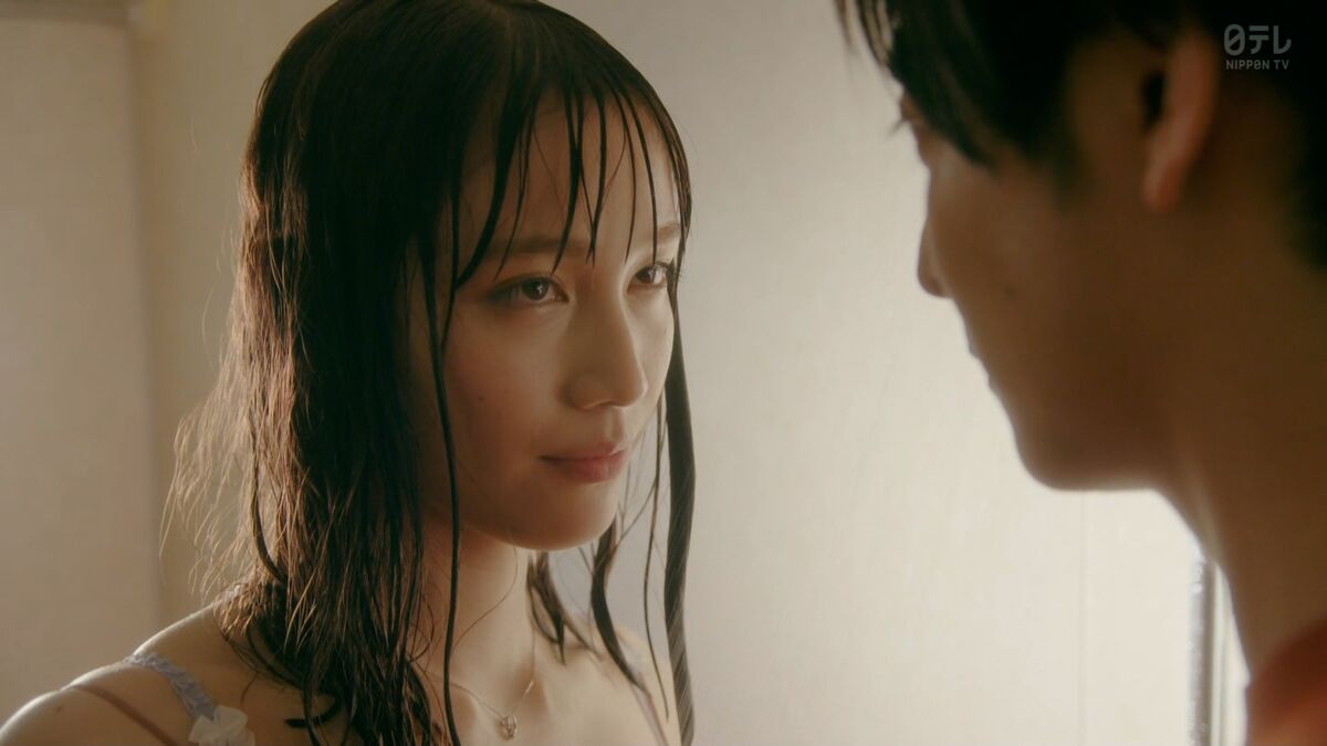 中村ゆりの濡れ場&セミヌード画像33枚 手ブラおっぱいや濃厚なベッドシーンまとめのサムネイル