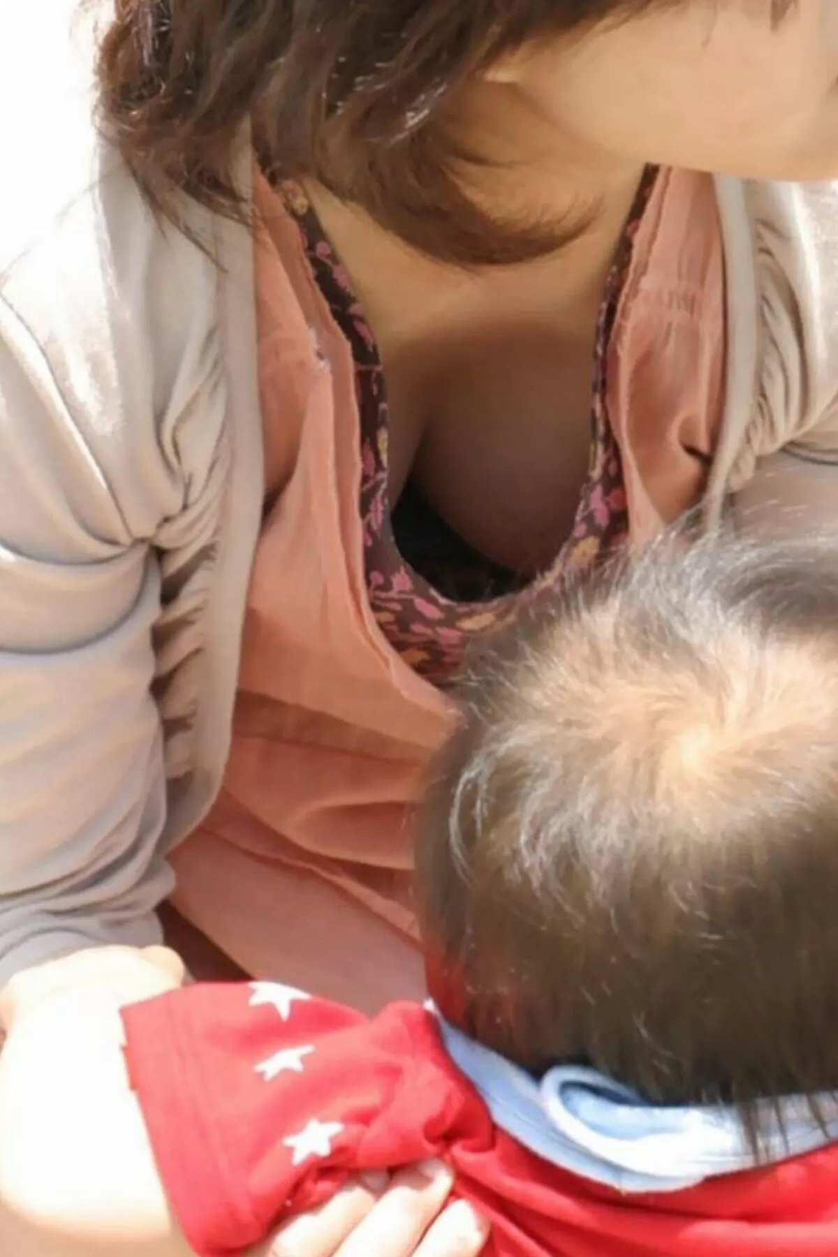 人妻胸チラ エロ画像162枚 他人の嫁の緩い胸元盗撮まとめのサムネイル