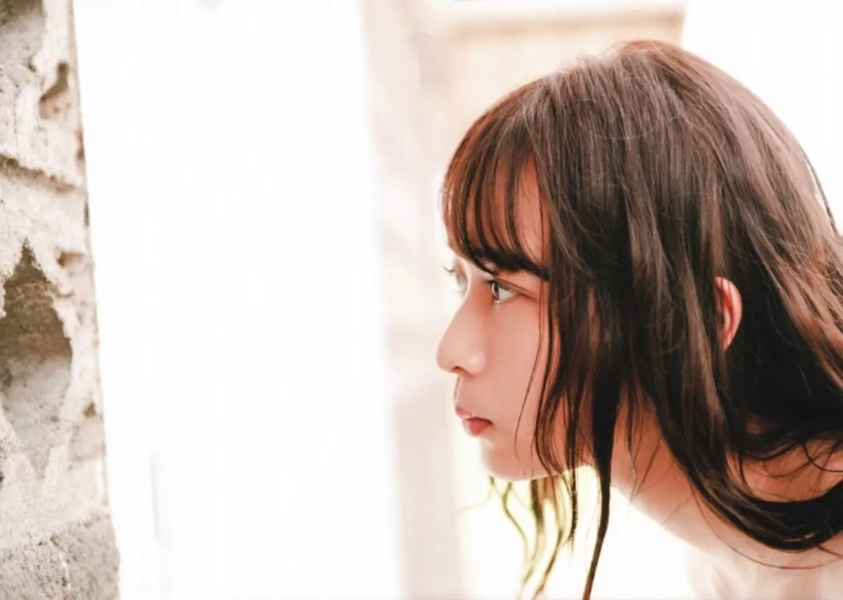 【鈴木絢音 エロ画像80枚】スレンダーハミ尻水着＆セクシーランジェリーグラビアまとめのサムネイル