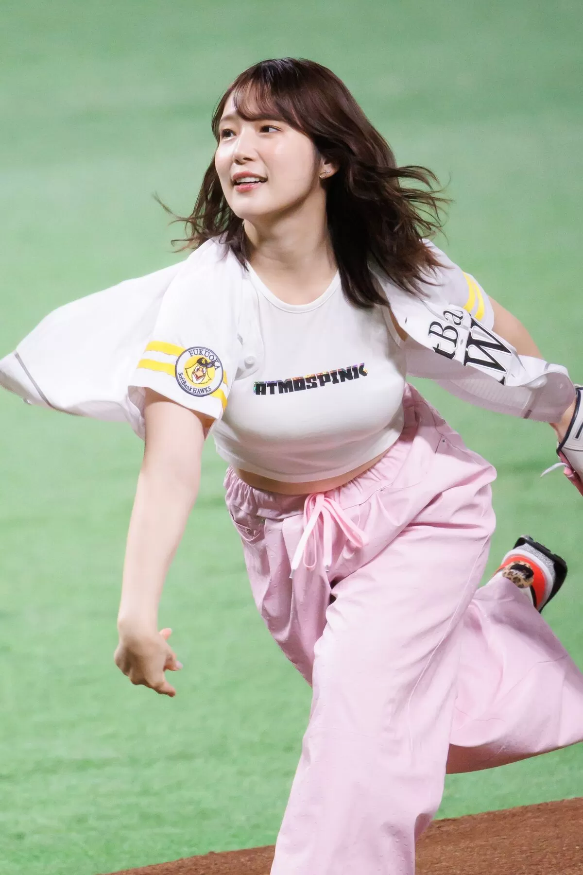 【画像】声優内田真礼、始球式でパツパツ巨乳＆腹出し大胆披露！のサムネイル