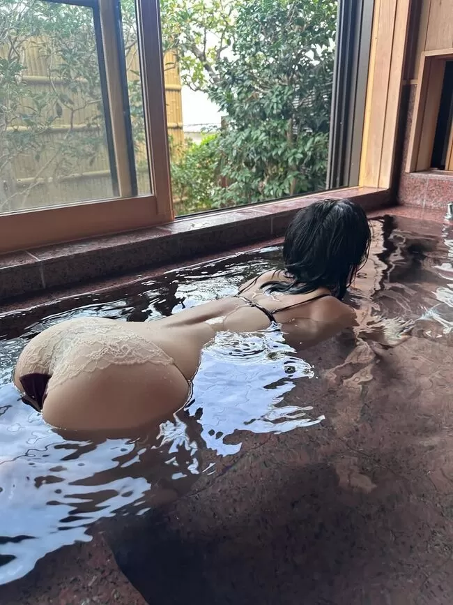 【画像3枚】元SDN48芹那(40歳)がインスタで温泉入浴尻突き出し！のサムネイル