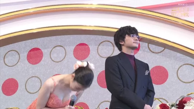 【画像4枚】第76回NHK紅白歌合戦で今田美桜が魅せた！前屈み巨乳谷間おっぱいチラ！のサムネイル