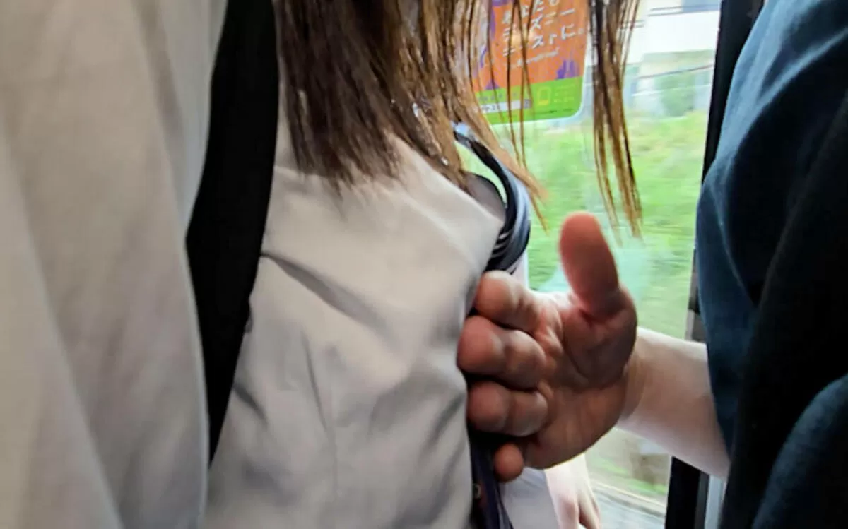 【画像84枚】満員電車で乳痴漢する痴漢師たちのサムネイル