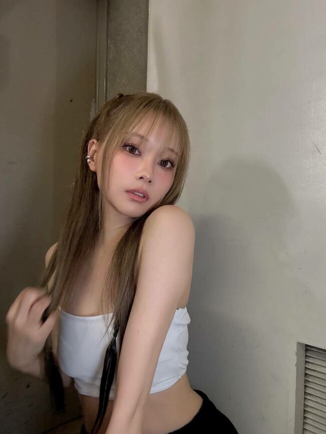 重盛さと美のチューブトップおっぱいがヤバい…見た瞬間目が釘付け！のサムネイル