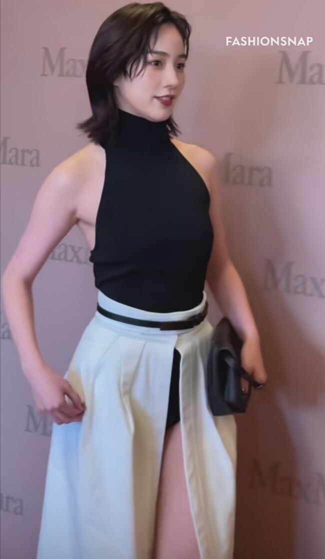 【画像】のん(31)が黒パンツ丸見えの隙間ファッションを披露！のサムネイル