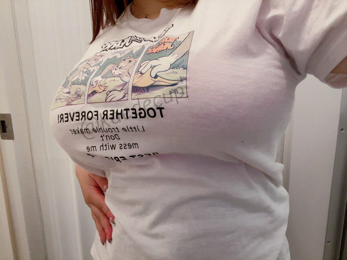Tシャツおっぱいエロ画像84枚 ありきたりな服に浮かぶ豊かな乳房の曲線美集めてみたのサムネイル