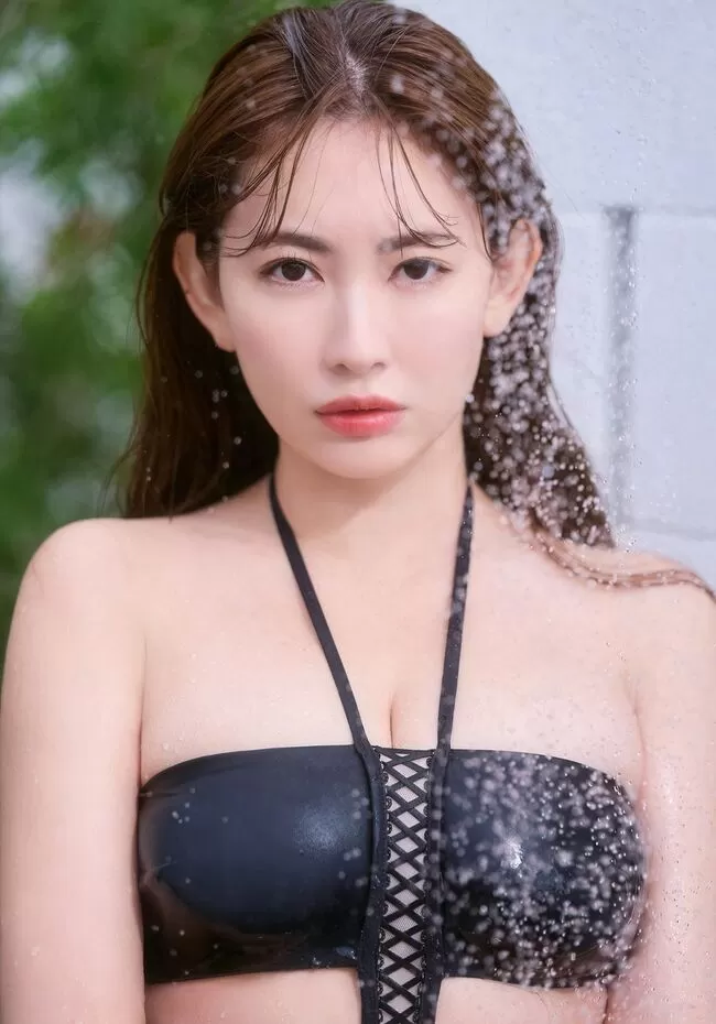 【画像】小嶋陽菜（37）が今なおエロい格好でグラビア撮影！のサムネイル