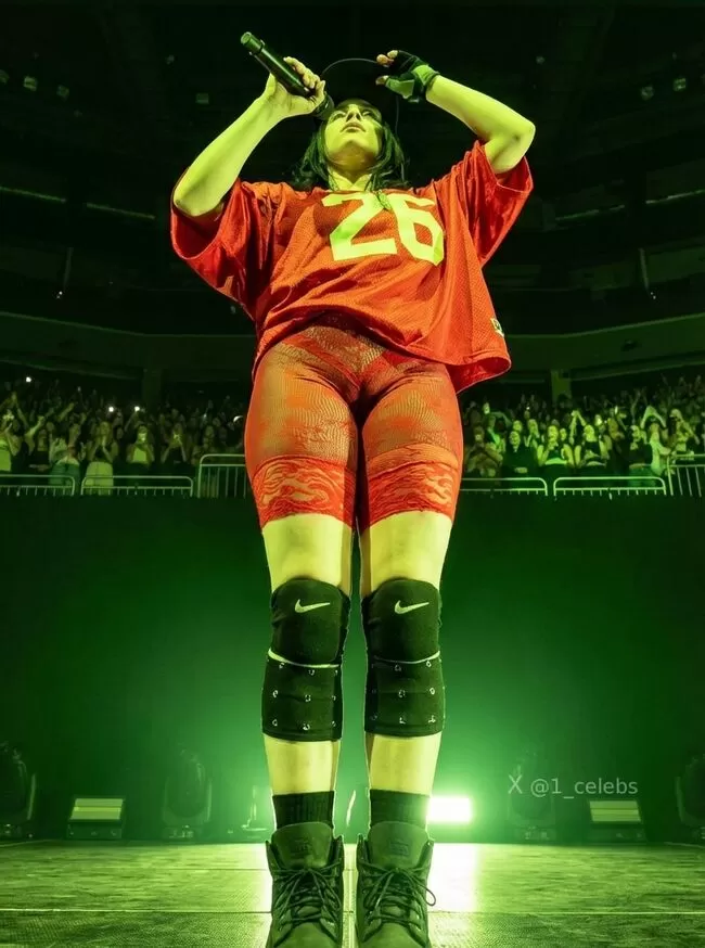 【画像+動画】ビリー・アイリッシュがワレメ食い込みエロ衣装でライブ！ネット民「食い込みすぎ」「ノーパンでライブとか変態なの？」と大炎上のサムネイル