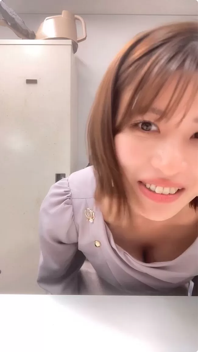 【画像＋動画】テレQ女子アナ岡田桃佳、TikTokライブで谷間が目立ってしまう瞬間が話題にのサムネイル