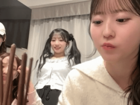 【画像】AKB48秋山由奈が生配信中に屈んで谷間が見えてしまう放送事故のサムネイル