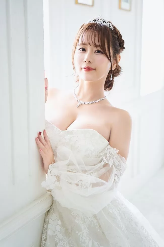 【画像】井口裕香、ウェディングドレス姿でもおっぱいの谷間がエロいのサムネイル