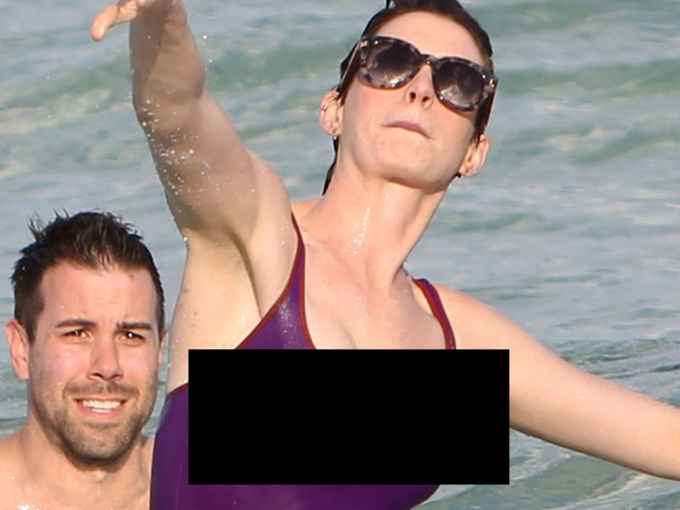 ハリウッド女優アン・ハサウェイがタンクトップから乳首が見えててエロすぎのサムネイル