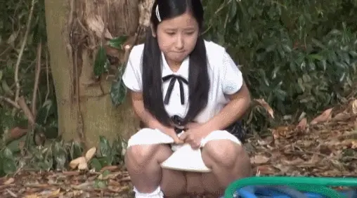 JKおしっこエロGIF画像48枚 野ションやトイレ盗撮など勢いよく放尿してる女子校生集めてみた005