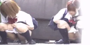 JKおしっこエロGIF画像48枚 野ションやトイレ盗撮など勢いよく放尿してる女子校生集めてみた007