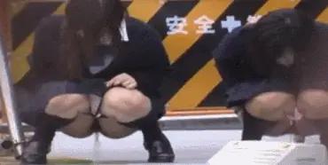 JKおしっこエロGIF画像48枚 野ションやトイレ盗撮など勢いよく放尿してる女子校生集めてみた010