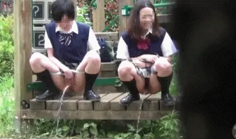 JKおしっこエロGIF画像48枚 野ションやトイレ盗撮など勢いよく放尿してる女子校生集めてみた031
