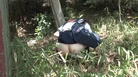 JKおしっこエロGIF画像48枚 野ションやトイレ盗撮など勢いよく放尿してる女子校生集めてみた038
