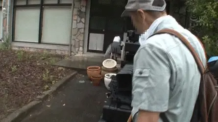 JKおしっこエロGIF画像48枚 野ションやトイレ盗撮など勢いよく放尿してる女子校生集めてみた039