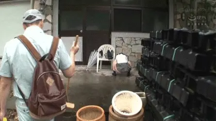 JKおしっこエロGIF画像48枚 野ションやトイレ盗撮など勢いよく放尿してる女子校生集めてみた040