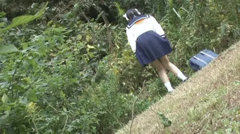 JKおしっこエロGIF画像48枚 野ションやトイレ盗撮など勢いよく放尿してる女子校生集めてみた047