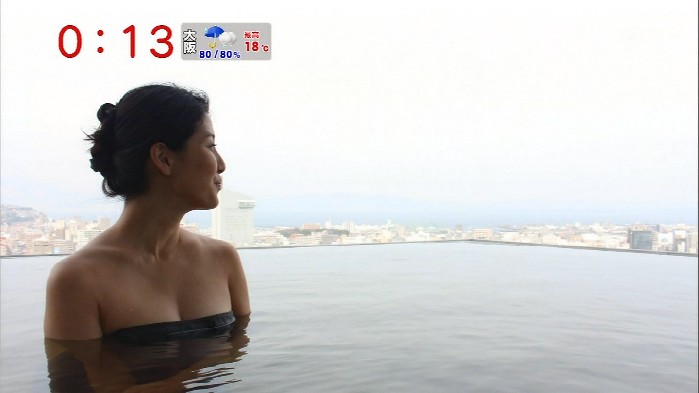 橋本マナミが露天風呂で胸チラ入浴リポート010