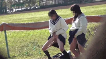 放尿エロGIF画像89枚 JKのトイレ盗撮やギャルの野ションなど勢いがすごいおしっこ集めてみた001