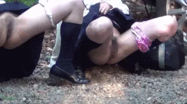 放尿エロGIF画像89枚 JKのトイレ盗撮やギャルの野ションなど勢いがすごいおしっこ集めてみた004