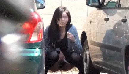 放尿エロGIF画像89枚 JKのトイレ盗撮やギャルの野ションなど勢いがすごいおしっこ集めてみた030