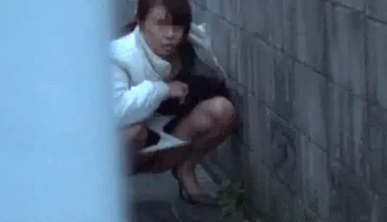 放尿エロGIF画像89枚 JKのトイレ盗撮やギャルの野ションなど勢いがすごいおしっこ集めてみた033