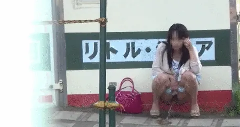 放尿エロGIF画像89枚 JKのトイレ盗撮やギャルの野ションなど勢いがすごいおしっこ集めてみた038