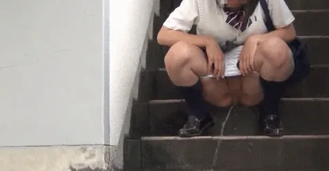 放尿エロGIF画像89枚 JKのトイレ盗撮やギャルの野ションなど勢いがすごいおしっこ集めてみた039