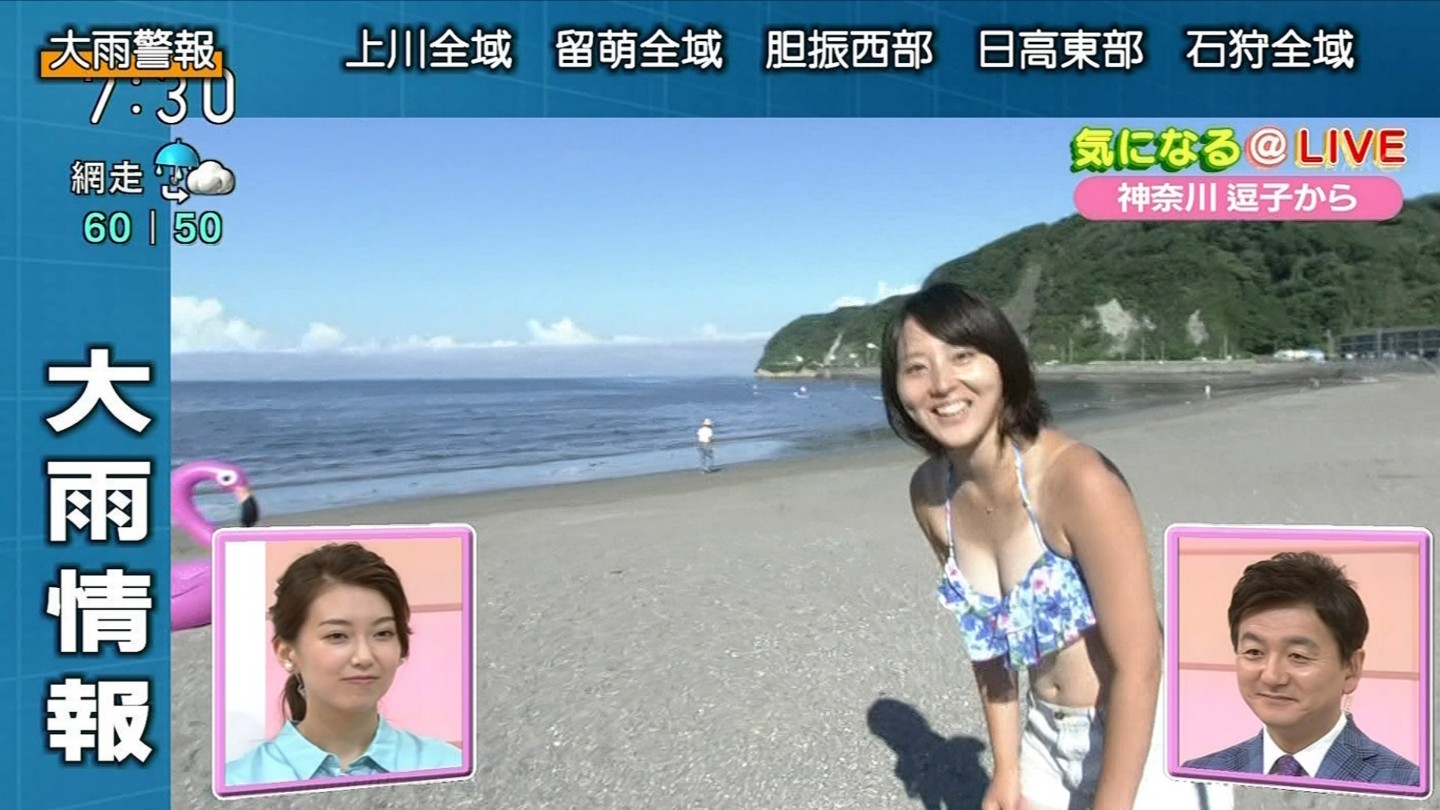和久田麻由子アナと、海の家の店員のエロ水着！006