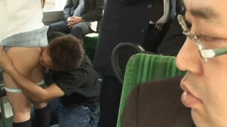 JK痴漢エロGIF画像97枚 満員電車やバスでおっぱいやお尻をまさぐられてる女子校生集めてみた009