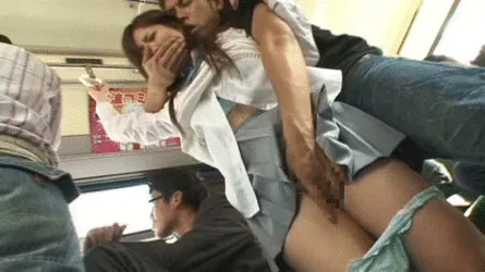 JK痴漢エロGIF画像97枚 満員電車やバスでおっぱいやお尻をまさぐられてる女子校生集めてみた010