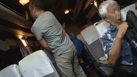 JK痴漢エロGIF画像97枚 満員電車やバスでおっぱいやお尻をまさぐられてる女子校生集めてみた016