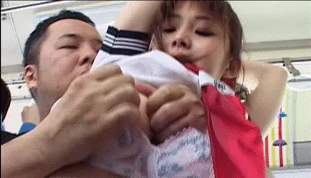 JK痴漢エロGIF画像97枚 満員電車やバスでおっぱいやお尻をまさぐられてる女子校生集めてみた036