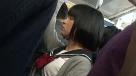 JK痴漢エロGIF画像97枚 満員電車やバスでおっぱいやお尻をまさぐられてる女子校生集めてみた037