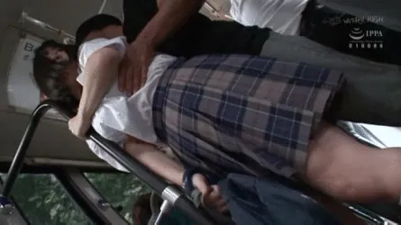 JK痴漢エロGIF画像97枚 満員電車やバスでおっぱいやお尻をまさぐられてる女子校生集めてみた055