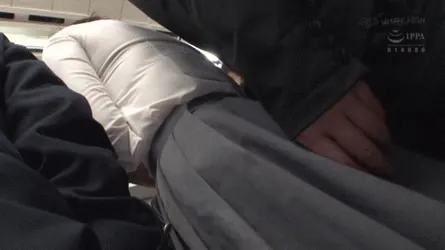 JK痴漢エロGIF画像97枚 満員電車やバスでおっぱいやお尻をまさぐられてる女子校生集めてみた067