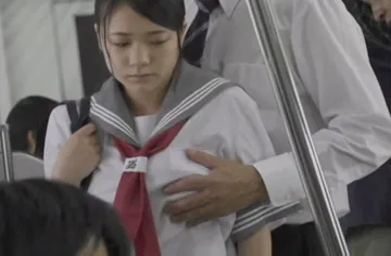 JK痴漢エロGIF画像97枚 満員電車やバスでおっぱいやお尻をまさぐられてる女子校生集めてみた098