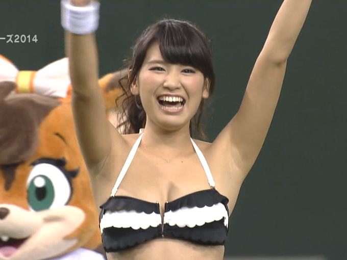 モデル久松郁実があわやポロリの始球式キャプ画のサムネイル