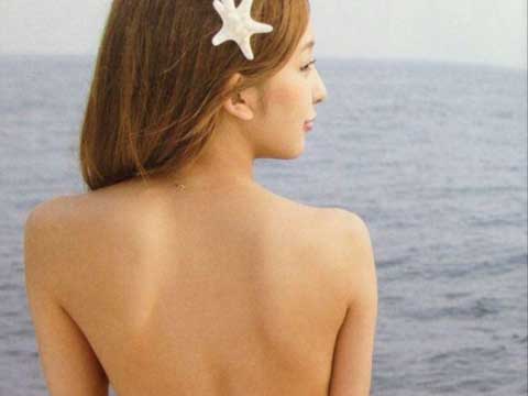 板野友美の上半身セミヌードで勃起発動wwwのサムネイル