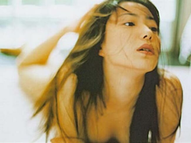 菅野美穂のフルヌード画像41枚 写真集『NUDITY』の乳首・ヘア解禁ショットまとめのサムネイル